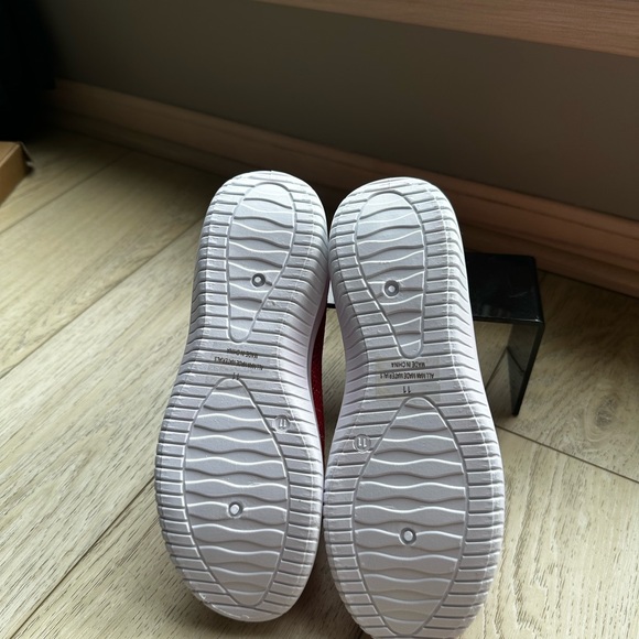 NEW - H2K - Vibrant Red and Silver Slip-On Sneakers with Knit Upper - Size 11 - Picture 4 of 4